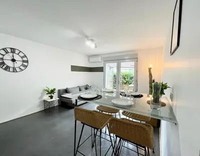 Télévision ou salle de divertissement dans l'établissement Le Tropical - Clim - Terrasse - Parking - Spacieux