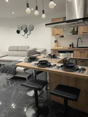 Cuisine ou kitchenette dans l'établissement Appartement hors du commun avec son jacuzzi