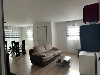 Télévision ou salle de divertissement dans l'établissement Belle Maison MALOU climatisée calme, piscine, jacuzzi 3km plage Labenne Capbreton