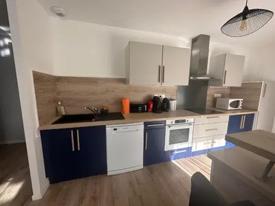 Cuisine ou kitchenette dans l'établissement Belle Maison MALOU climatisée calme, piscine, jacuzzi 3km plage Labenne Capbreton