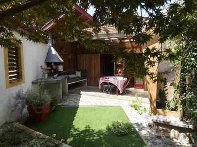 Jardin de l'établissement Gîte l'Atelier Bois