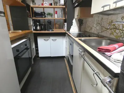 Cuisine ou kitchenette dans l'établissement Gîte l'Atelier Bois