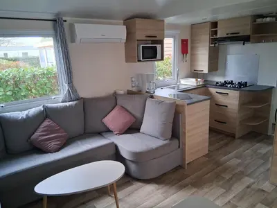 Cuisine ou kitchenette dans l'établissement Charmant mobil-home N°698 3ch tout confort au calme