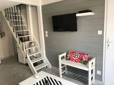 Télévision ou salle de divertissement dans l'établissement Villa patio classée proche océan
