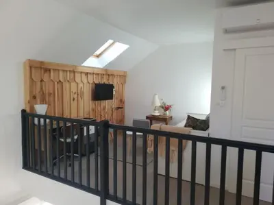 Télévision ou salle de divertissement dans l'établissement Ravissante maison 3* avec jacuzzi proche lac