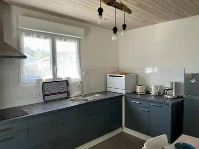 Cuisine ou kitchenette dans l'établissement La Cabane aux lacs ~ Maison cosy au calme