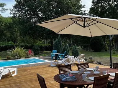 Piscine de l'établissement La Cabane au Carbet Piscine chauffée au calme dans la nature ou située à proximité