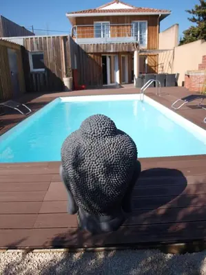 Piscine de l'établissement Belle villa contemporaine ou située à proximité