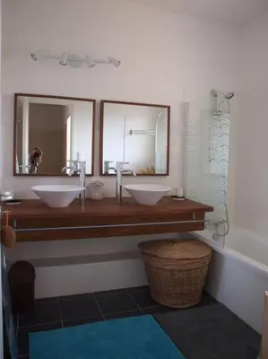 Salle de bains dans l'établissement Belle villa contemporaine