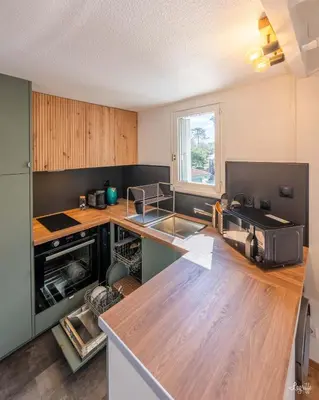 Cuisine ou kitchenette dans l'établissement Magnifique appart à 5 min des plages et commerces