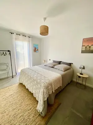 Un ou plusieurs lits dans un hébergement de l'établissement Villa avec piscine chauffée idéalement située
