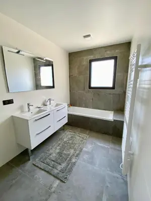 Salle de bains dans l'établissement Villa avec piscine chauffée idéalement située