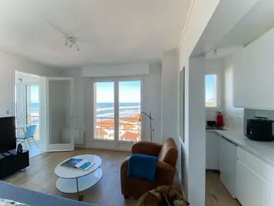 Télévision ou salle de divertissement dans l'établissement Appartement en bord de mer avec vue exceptionnelle