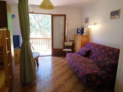 Télévision ou salle de divertissement dans l'établissement Papillon