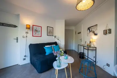 Coin salon dans l'établissement L'Orée - Appartement cosy face aux pins