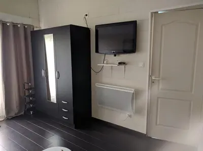 Télévision ou salle de divertissement dans l'établissement JOLI STUDIO PRIVE