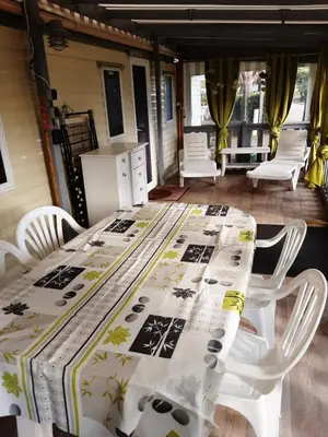 Coin salon dans l'établissement mobil home tout équipé 3 chambres