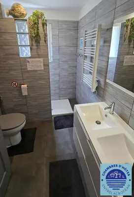 Salle de bains dans l'établissement EntreLac&Océan1 - chambre d'hôtes chez l'habitant, Entrée et terrasse privée- cyclotouristes bienvenue