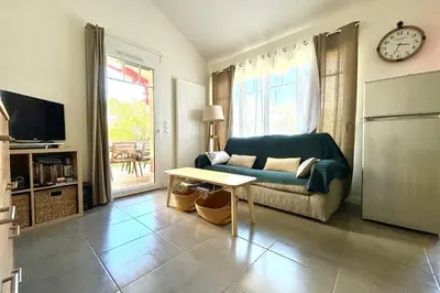 Télévision ou salle de divertissement dans l'établissement Maison climatisée typée Arcachonnaise avec piscine