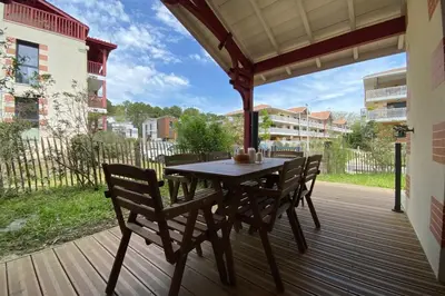 Balcon ou terrasse dans l'établissement Maison climatisée typée Arcachonnaise avec piscine