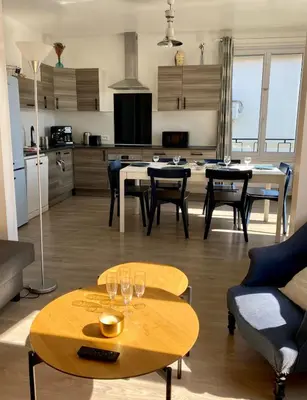 Cuisine ou kitchenette dans l'établissement Bel appartement en hyper-centre - linge inclus