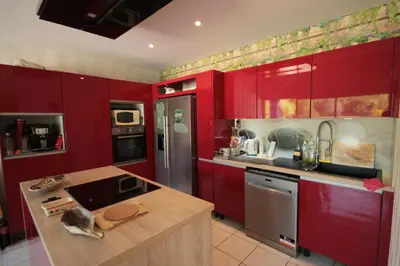 Cuisine ou kitchenette dans l'établissement Domaine du Haou - Grand gîte au cœur d'un domaine bucolique