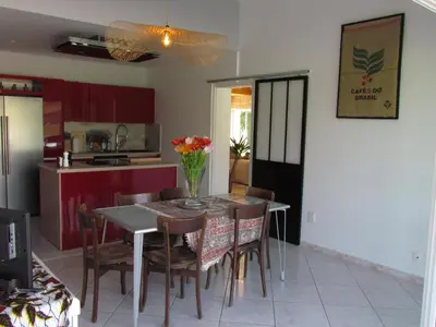 Cuisine ou kitchenette dans l'établissement Domaine du Haou - Grand gîte au cœur d'un domaine bucolique