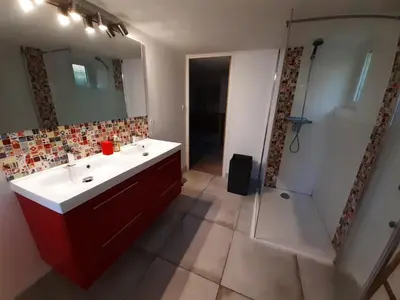 Salle de bains dans l'établissement Pyla, secteur Haïtza, charmante maison 4 chambres et jardin privé
