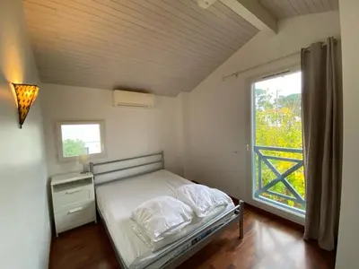 Un ou plusieurs lits dans un hébergement de l'établissement Spacieuse villa avec véranda et jardin à Capbreton - FR-1-413-209
