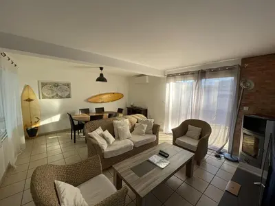 Coin salon dans l'établissement Spacieuse villa avec véranda et jardin à Capbreton - FR-1-413-209