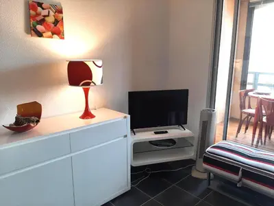 Télévision ou salle de divertissement dans l'établissement Appartement 4 couchages à Capbreton avec piscine, tennis et plage à pied - FR-1-239-867