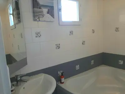 Salle de bains dans l'établissement Duplex cosy avec piscine et parking à Capbreton - FR-1-239-870