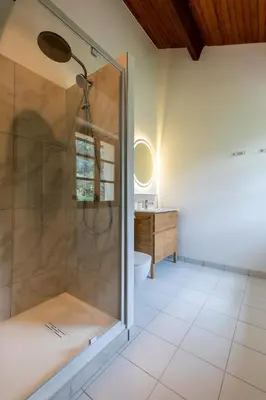 Salle de bains dans l'établissement Villa pleine nature proche plages - 7 chambres