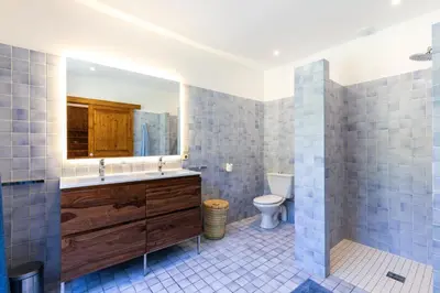 Salle de bains dans l'établissement Villa pleine nature proche plages - 7 chambres