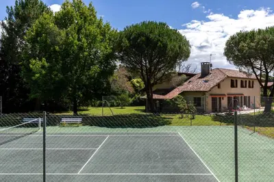 Tennis ou squash au sein de la villa ou à proximité
