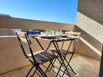 Balcon ou terrasse dans l'établissement Studio rénové Seignosse, à 2 min de la plage, balcon sud, proche commerces et parc aquatique - FR-1-239-871