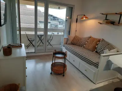 Coin salon dans l'établissement Studio rénové Seignosse, à 2 min de la plage, balcon sud, proche commerces et parc aquatique - FR-1-239-871