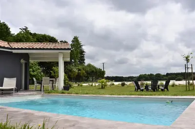 Piscine de l'établissement L'Acacia ou située à proximité
