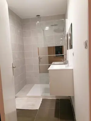 Salle de bains dans l'établissement Grand studio indépendant