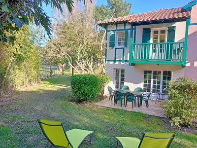Jardin de l'établissement Maison au milieu des pins entre golf et plage