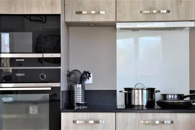 Cuisine ou kitchenette dans l'établissement Calm house, swimming pool and garden