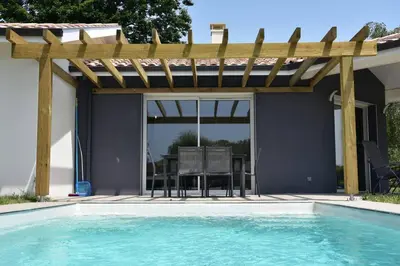 Piscine de l'établissement Calm house, swimming pool and garden ou située à proximité