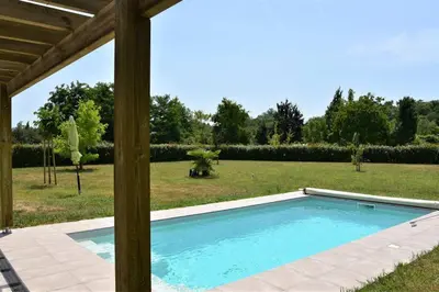 Piscine de l'établissement Calm house, swimming pool and garden ou située à proximité