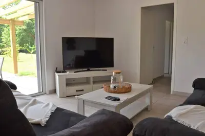 Télévision ou salle de divertissement dans l'établissement Calm house, swimming pool and garden