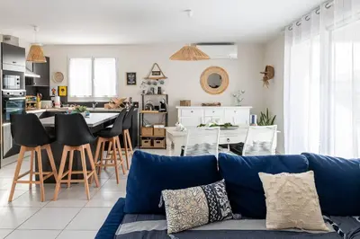 Coin salon dans l'établissement Agréable maison avec extérieur