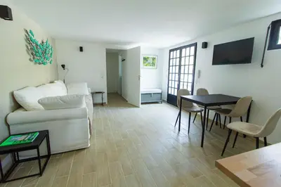 Télévision ou salle de divertissement dans l'établissement Pyla sur mer proche plages appartement avec piscine partagée