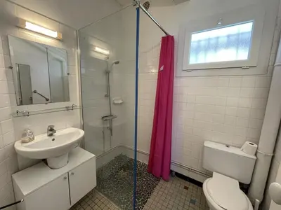 Salle de bains dans l'établissement T4 6 pers à 200m de la plage avec WIFI et animaux - FR-1-379-158