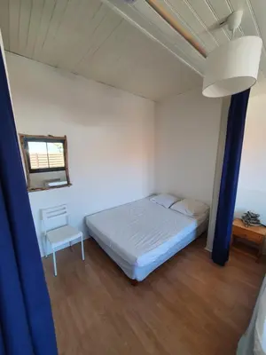 Un ou plusieurs lits dans un hébergement de l'établissement Maison calme à 50 m de la plage