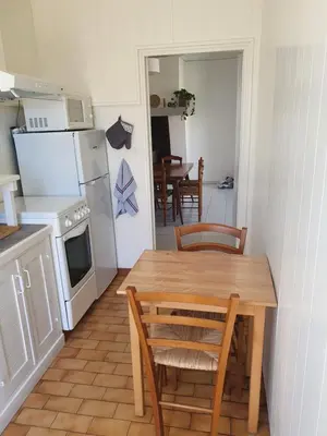 Cuisine ou kitchenette dans l'établissement Maison calme à 50 m de la plage