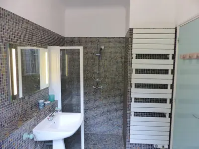 Salle de bains dans l'établissement Villa LA TEIGNOUSE entre lac et océan terrasse et jardinet pour 6 personnes